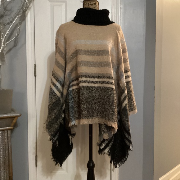 New York Soft Boucle Poncho - Picture 7 of 9